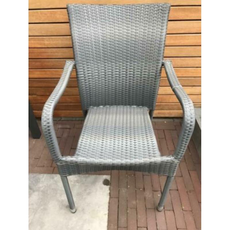Dining stoelen. 4 stuks. Grijs wicker. Met armleggers