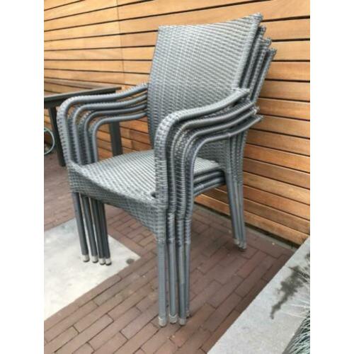 Dining stoelen. 4 stuks. Grijs wicker. Met armleggers