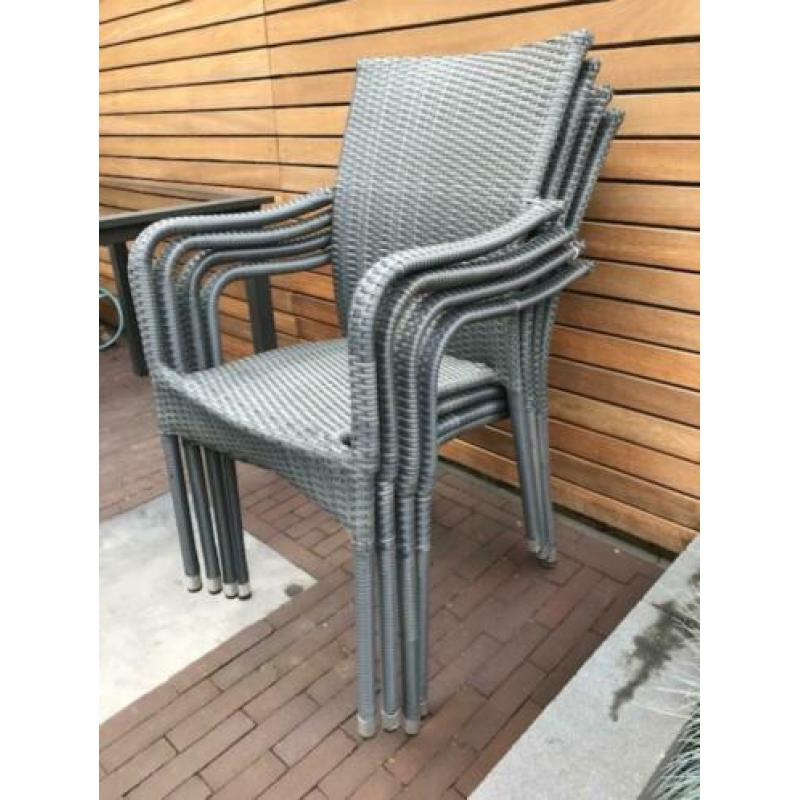 Dining stoelen. 4 stuks. Grijs wicker. Met armleggers
