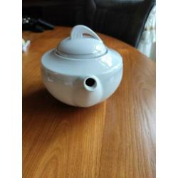 Witte porseleinen theepot