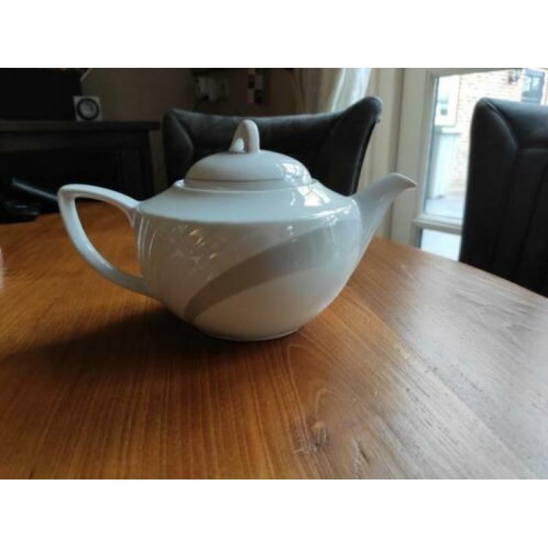 Witte porseleinen theepot