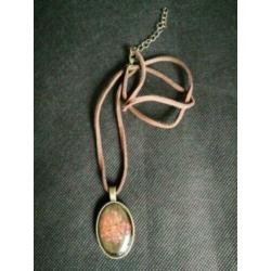 Mooie gedroogde rode bloem in hanger met ketting
