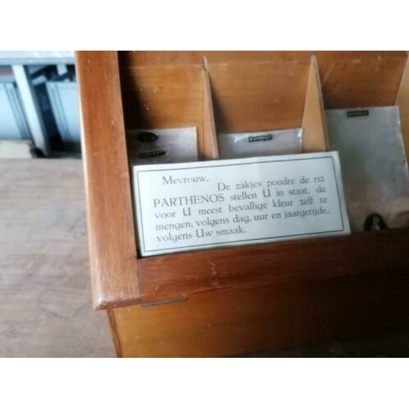 Toonbankdisplay, winkeldisplay van apotheek of parfumerie