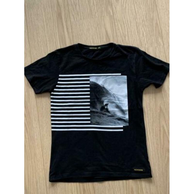 Finger In The Nose zwart shirt met surfer maat 3XL 12/13jaar