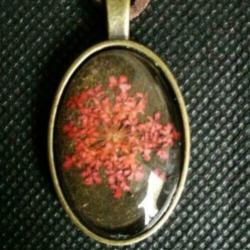 Mooie gedroogde rode bloem in hanger met ketting