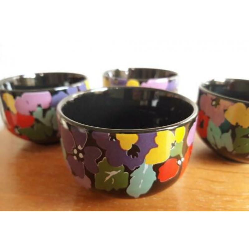 Vintage schaaltjes kopjes retro bloemen print bloem steen