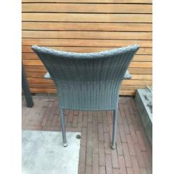 Dining stoelen. 4 stuks. Grijs wicker. Met armleggers