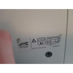 nette hoogslaper met bureau en ingebouwde kast.