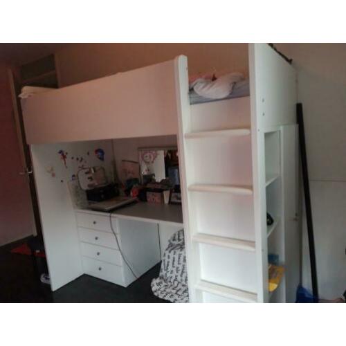 nette hoogslaper met bureau en ingebouwde kast.