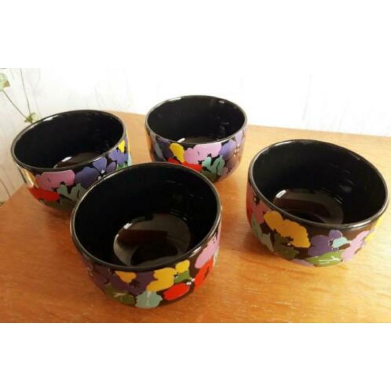 Vintage schaaltjes kopjes retro bloemen print bloem steen