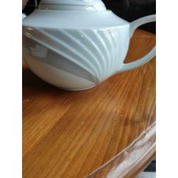 Witte porseleinen theepot