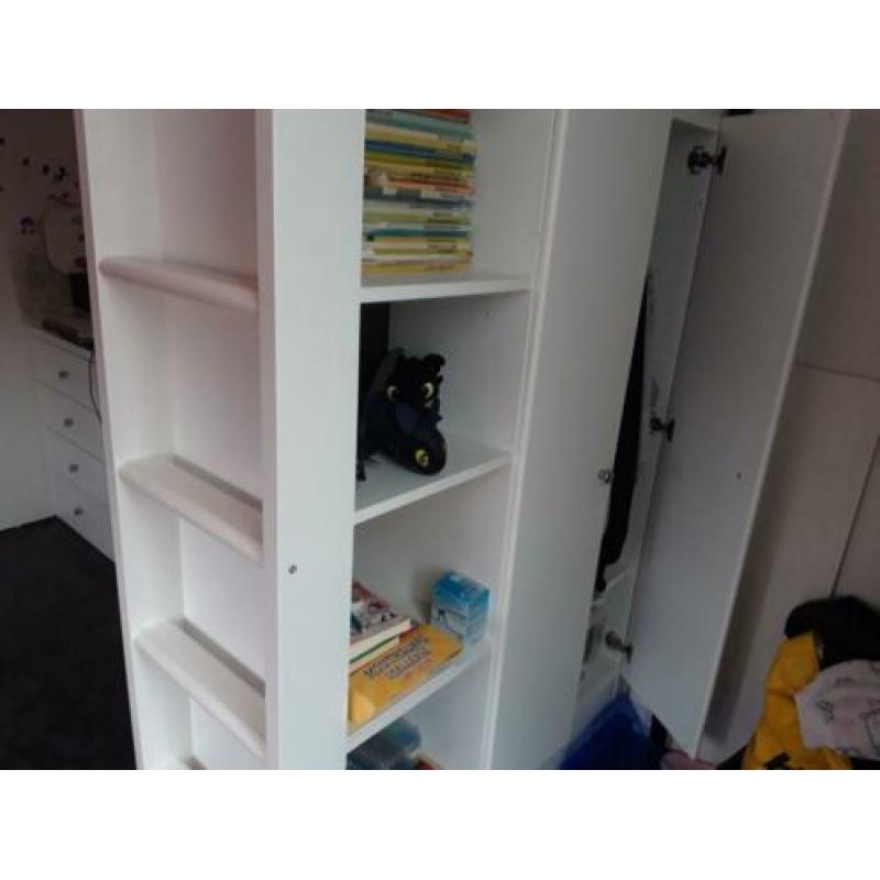 nette hoogslaper met bureau en ingebouwde kast.
