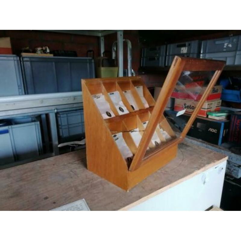 Toonbankdisplay, winkeldisplay van apotheek of parfumerie