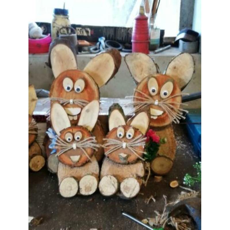 Leuke handgemaakte houten paashazen.