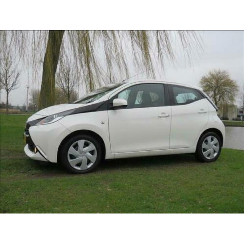 Toyota Aygo 1.0 VVT-i X-PLAY CAMERA+MULTIMEDIA MF-STUUR ELEK
