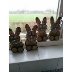 Leuke handgemaakte houten paashazen.