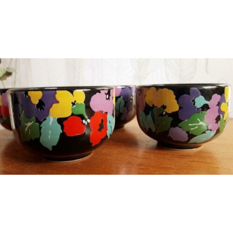 Vintage schaaltjes kopjes retro bloemen print bloem steen