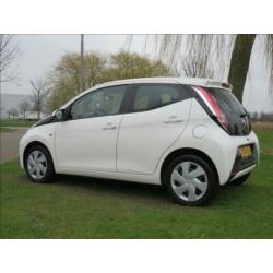 Toyota Aygo 1.0 VVT-i X-PLAY CAMERA+MULTIMEDIA MF-STUUR ELEK