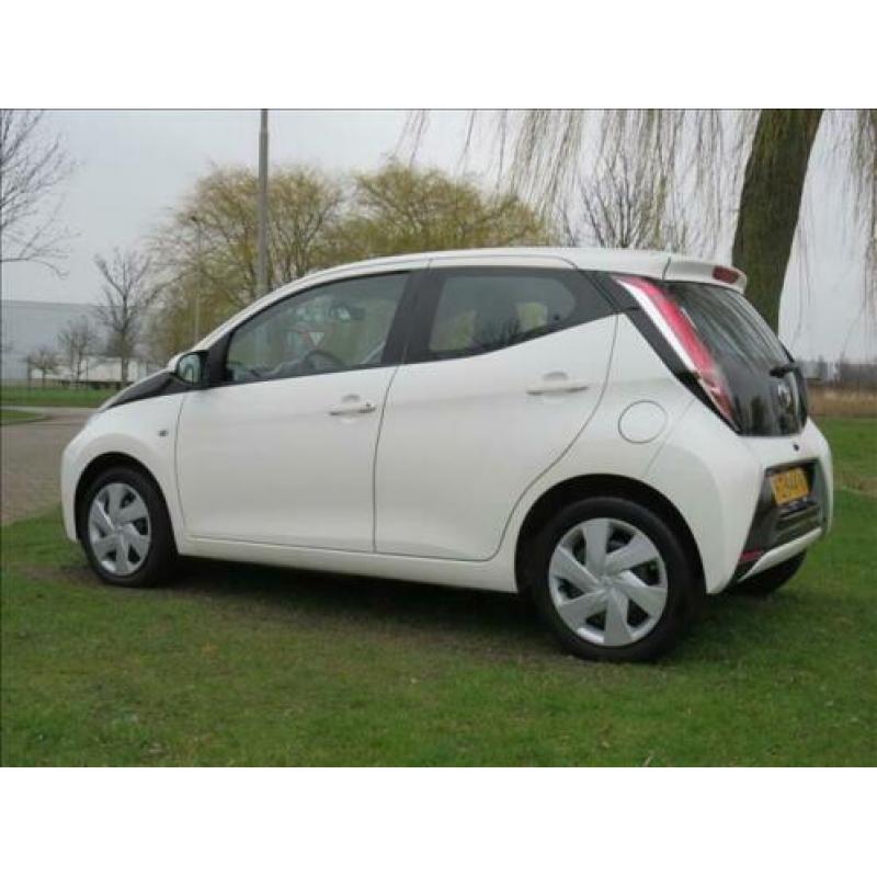 Toyota Aygo 1.0 VVT-i X-PLAY CAMERA+MULTIMEDIA MF-STUUR ELEK