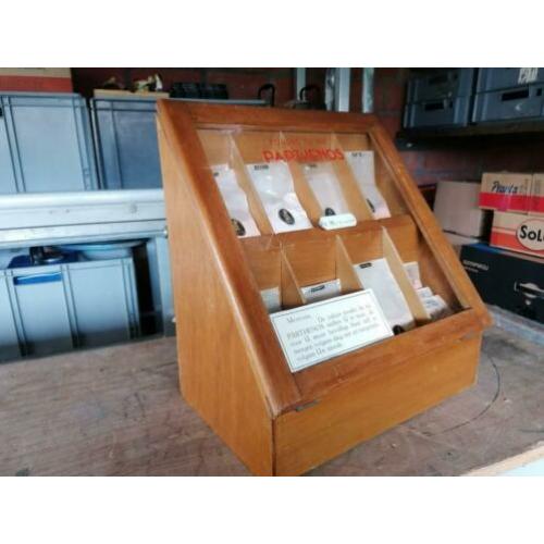 Toonbankdisplay, winkeldisplay van apotheek of parfumerie