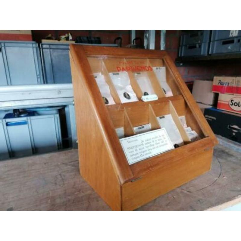 Toonbankdisplay, winkeldisplay van apotheek of parfumerie