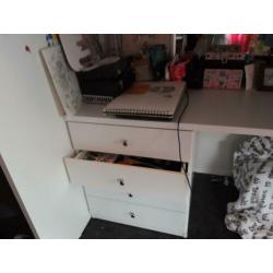 nette hoogslaper met bureau en ingebouwde kast.