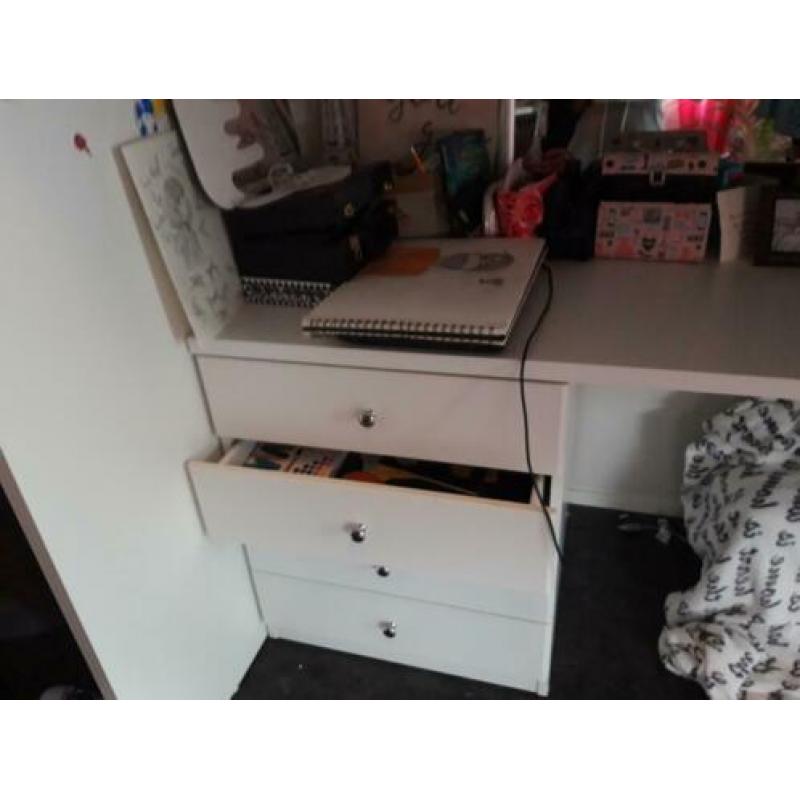 nette hoogslaper met bureau en ingebouwde kast.