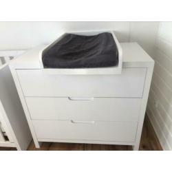 Babykamer Ledikant tweeling met commode