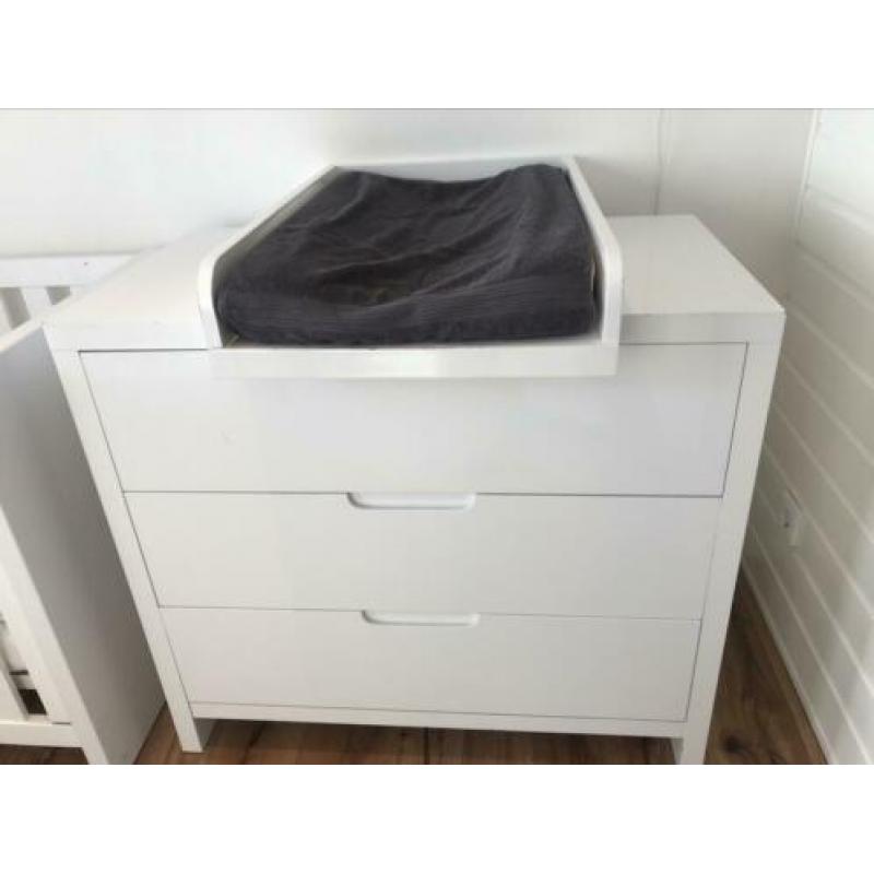 Babykamer Ledikant tweeling met commode