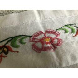 Brocante geborduurde overdoek voor handdoekenrekje