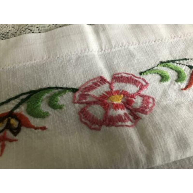 Brocante geborduurde overdoek voor handdoekenrekje