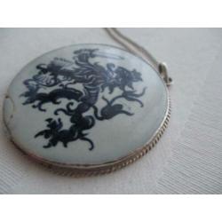 antieke grote hanger met zilveren rand aan ketting