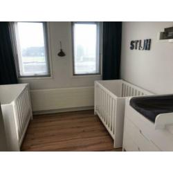 Babykamer Ledikant tweeling met commode