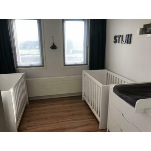 Babykamer Ledikant tweeling met commode