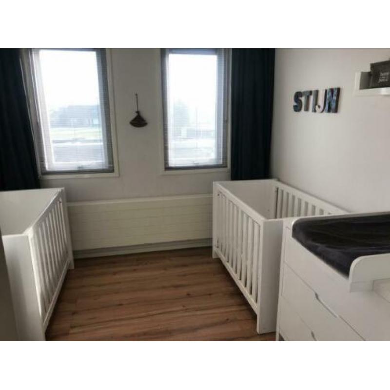 Babykamer Ledikant tweeling met commode