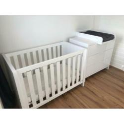 Babykamer Ledikant tweeling met commode