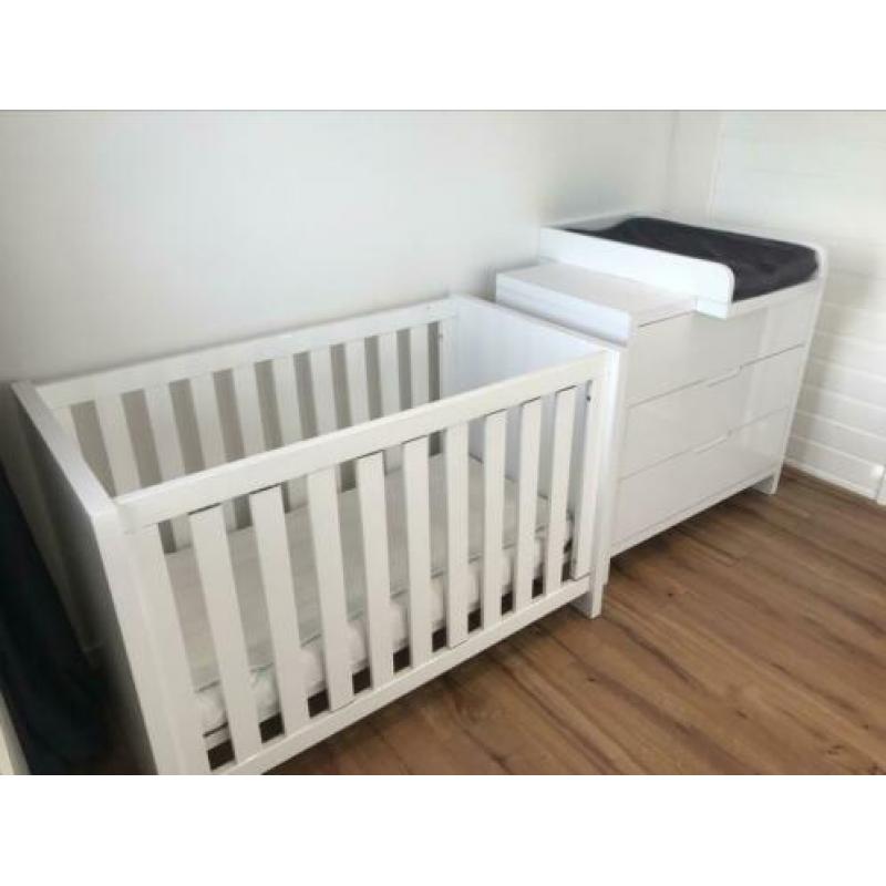Babykamer Ledikant tweeling met commode