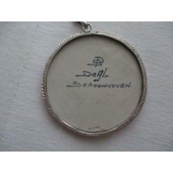 antieke grote hanger met zilveren rand aan ketting