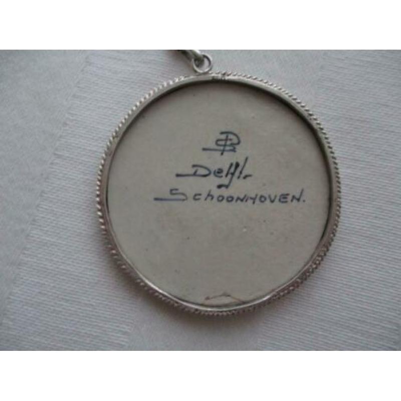 antieke grote hanger met zilveren rand aan ketting