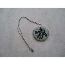 antieke grote hanger met zilveren rand aan ketting
