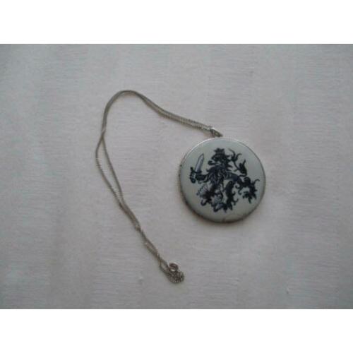 antieke grote hanger met zilveren rand aan ketting
