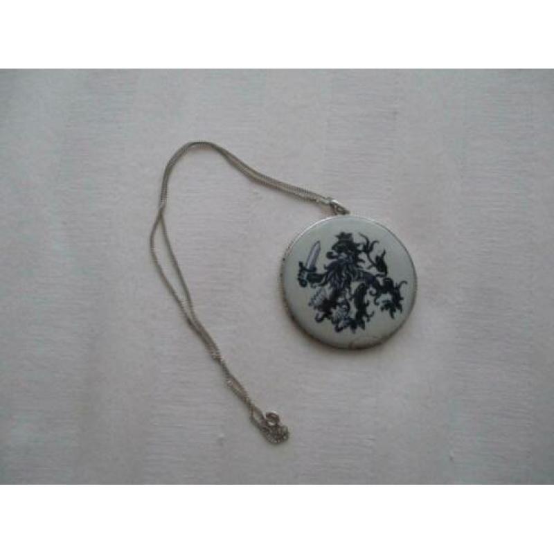 antieke grote hanger met zilveren rand aan ketting