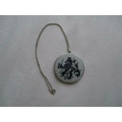 antieke grote hanger met zilveren rand aan ketting