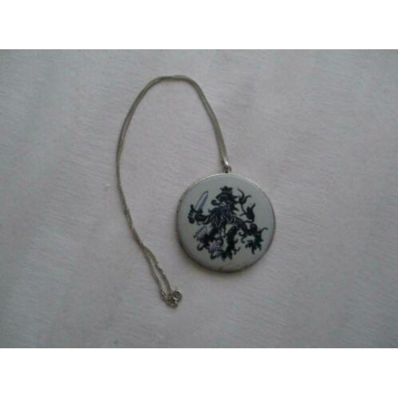 antieke grote hanger met zilveren rand aan ketting
