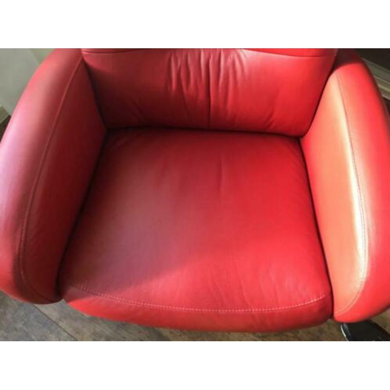 Als nieuw: rode draaifauteuil, echt leer