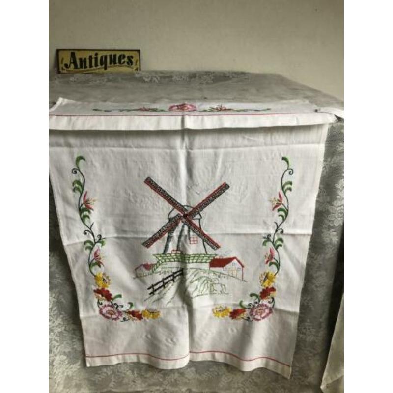 Brocante geborduurde overdoek voor handdoekenrekje