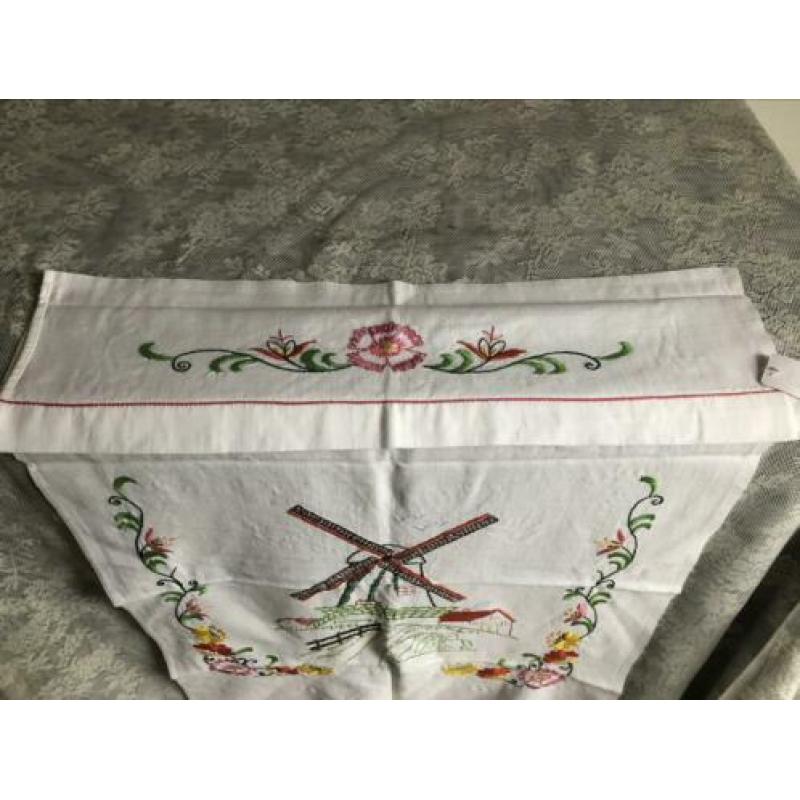 Brocante geborduurde overdoek voor handdoekenrekje