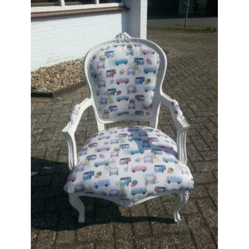 Stoere fauteuil met gekleurde VW busjes.