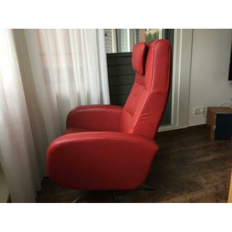 Als nieuw: rode draaifauteuil, echt leer