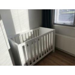 Babykamer Ledikant tweeling met commode